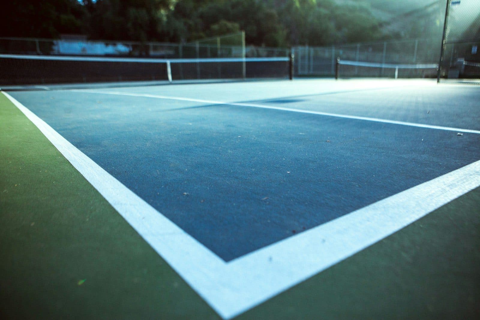 Mavi zeminli tenis kortunun çizgileri